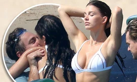 Tài tử Titanic hôn say đắm bạn gái kém 22 tuổi ở Pháp