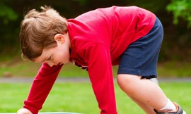 Bé ở nhà ngoan, đến lớp bị cô nói là tăng động