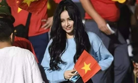 Cô gái xinh như mộng trên khán đài chung kết bóng đá nam SEA Games 30