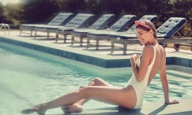 Siêu mẫu Mỹ thả dáng gợi tình bên bể bơi