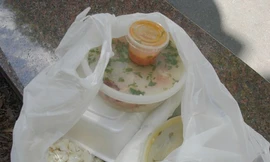 Túi nilong đựng đồ ăn nóng độc hại thế nào?