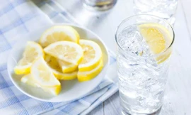 Vì sao không nên uống nước đá vào mùa hè?