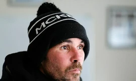 Con trai triệu phú 20 năm ngủ ngoài đường