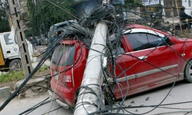 Chiếc taxi bị bẹp rúm tại hiện trường