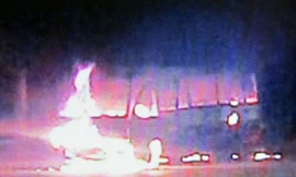 Hoảng loạn xe khách đang chạy bốc cháy đùng đùng