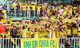 CĐV SLNA rải ‘tiền âm phủ' trên sân Thống Nhất