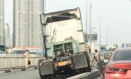 Xe đầu kéo 'làm xiếc' trên cầu Sài Gòn 
