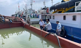 Cảnh sát biển tạm giữ tàu chở cát không rõ nguồn gốc 