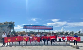 Cảnh sát biển tặng cờ Tổ quốc, đồng hành cùng với ngư dân 
