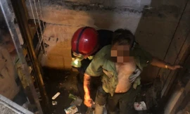 6 cảnh sát giải cứu người đàn ông kẹt tay trong thang máy