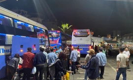 Sáng mùng 6 Tết, người dân tấp nập trở lại TPHCM làm việc 