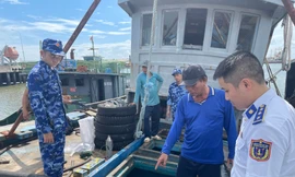 Cảnh sát biển tạm giữ tàu chở 50.000 lít dầu DO không rõ nguồn gốc 
