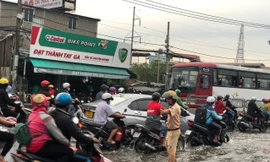 CSGT TPHCM lội nước điều tiết giao thông 