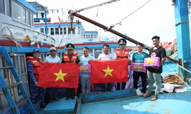 Cảnh sát biển trao tặng cờ Tổ quốc, đồng hành cùng ngư dân huyện đảo Phú Quý 