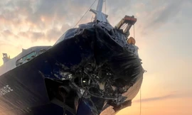 TPHCM: Hai tàu chở container va chạm trên sông ở huyện Cần Giờ