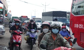 Bắt đầu kỳ nghỉ Lễ, giao thông cửa ngõ TPHCM 'căng thẳng'