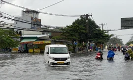 Nước ngập mênh mông ở trụ sở UBND quận, hầm chui sau mưa lớn tại TPHCM