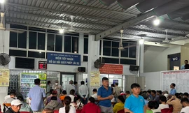 Sợ bị phạt, người dân đổ xô đổi bằng lái xe từ bản giấy sang thẻ PET