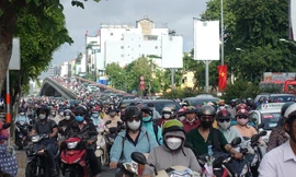 Ngày đầu sau lễ 2/9: Người dân ‘mướt mồ hôi’ vào trung tâm TPHCM