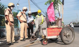 CSGT hỗ trợ hút đinh, tặng mũ bảo hiểm cho người dân về quê đón Tết 
