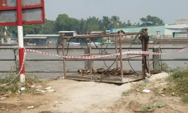 Bị thanh sắt lớn rơi trúng, 3 công nhân thương vong 