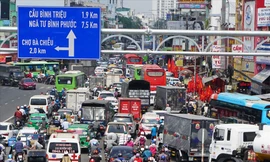 TPHCM lắp dải phân cách di động ở chân cầu vượt Hàng Xanh 