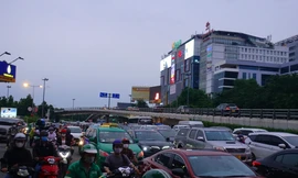 'Mướt mồ hôi' qua cửa ngõ sân bay Tân Sơn Nhất