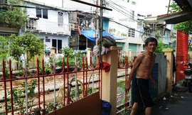 Cận cảnh người dân lấn chiếm hành lang đường sắt phơi quần áo, nuôi thú, trồng cây 