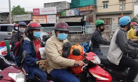 Chiều 27 tháng Chạp, người dân ở TPHCM lỉnh kỉnh đồ đạc về quê đón Tết 