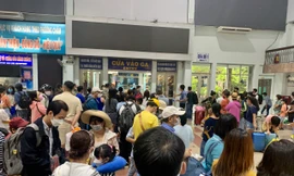 Ga Sài Gòn tấp nập khách về quê nghỉ Lễ