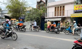 TPHCM: Xe tải va chạm với CSGT rồi lao vào nhà dân ven đường 