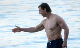 Tom Cruise cởi trần tắm biển giữa lúc con gái bỏ họ cha