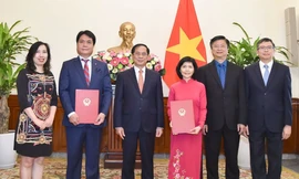 Bản tin 8H: Trao quyết định nhân sự của Bộ Ngoại giao