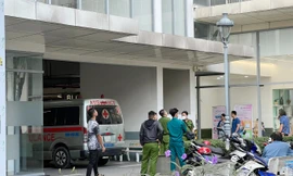 Bản tin 8H: Người đàn ông rơi từ tầng 11 xuống tử vong