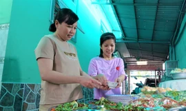 Chủ trọ 80 tuổi chi 40 triệu đồng đãi tiệc tất niên, tặng quà công nhân