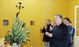 Tổng Bí thư Tô Lâm dâng hương tưởng niệm Chủ tịch Hồ Chí Minh tại nhà 67