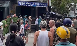 Bản tin 8H: Người đàn ông mang xăng đến nhà người khác tự thiêu