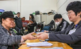 Lý do cụ ông gần 80 tuổi đi nhận lương hưu lúc 5h30