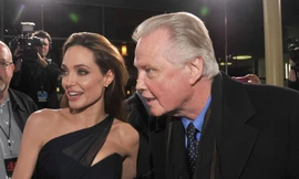 Bố Angelina Jolie cầu xin Brad Pitt