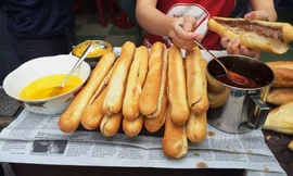 Bản tin 8H: 23 người nhập viện vì ăn bánh mì que