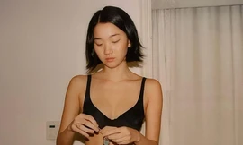 Nữ người mẫu xấu hổ khi lộ cơ thể trên sàn diễn