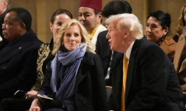 Khoảnh khắc ông Trump và bà Jill Biden gây sốt