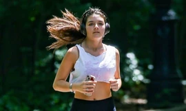 Suri Cruise khoe eo