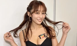 Nữ diễn viên bị chỉ trích vì vén áo phản cảm trong nhà hàng