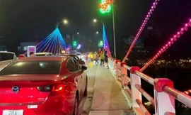 Bản tin 8H: Cô gái bỏ lại ô tô nhảy cầu, bạn trai lao theo cứu