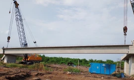 Cầu lớn nhất Vành đai 3 TPHCM lao lắp dầm đầu tiên