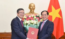 Bản tin 8H: Trao quyết định của Thủ tướng Chính phủ về công tác cán bộ