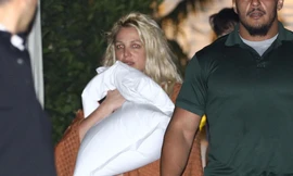 Britney Spears nhếch nhác rời khỏi khách sạn, chuyện gì đã xảy ra?