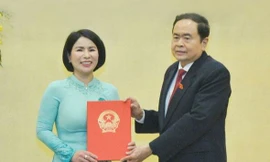 Bản tin 8H: Ủy ban Thường vụ Quốc hội trao nghị quyết về công tác cán bộ