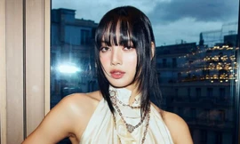 Lisa (BlackPink) khoe nhà, siêu xe